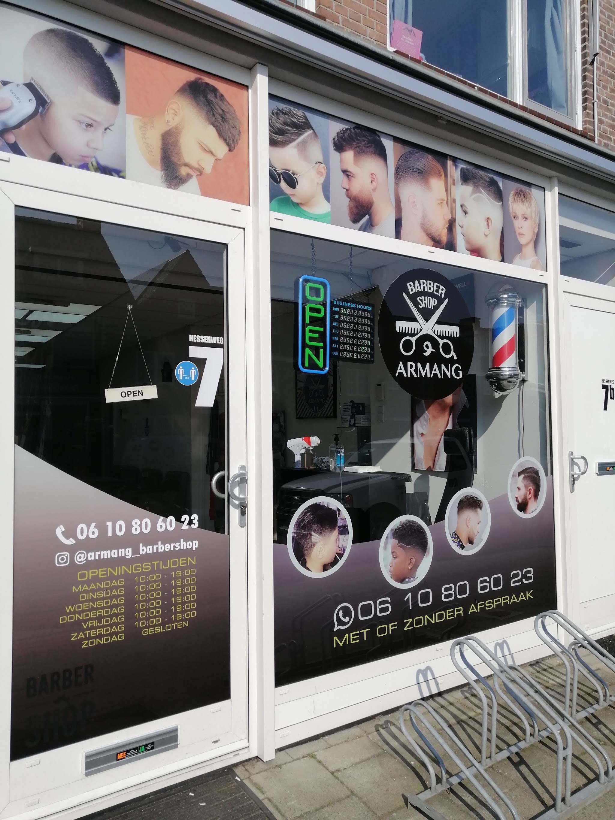 Het raam van Armang barbershop met het ronde logo, de barberpaal, het telefoonnummer en de tekst met of zonder afspraak